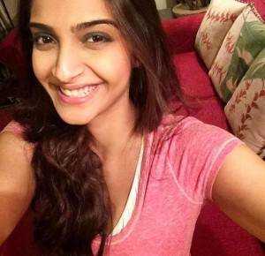 Sonam_Kapoor_supporting_Ogaan_Cancer_Foundations_PinkSelfie_by_wearing_Pink_copy