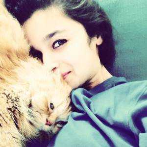 alia-bhatt-poses-with-her-pet-cat_139721249330