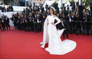 Indian actress Sonam Kapoor arrives on red carpet for the screening of the film "Mal de pierres" (From the Land of the Moon) in competition at the 69th Cannes Film Festival in Cannes, France, May 15, 2016.    REUTERS/Jean-Paul Pelissier