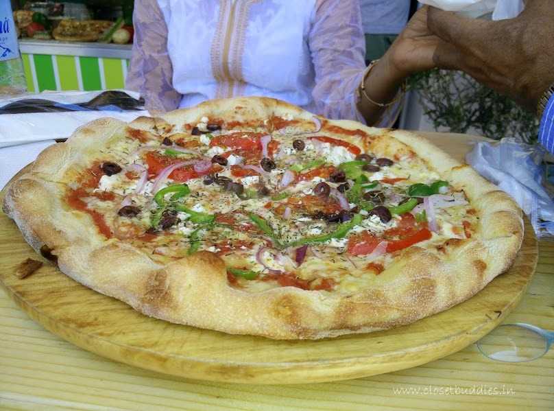 The "hand-rolled right before our eyes" Greek Pizza in Fira